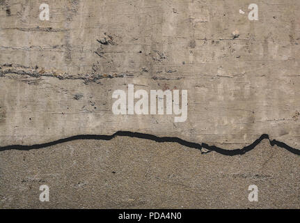 Nahaufnahme Textur von gerissenen Beton Wand Hintergrund Stockfoto