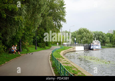 Moskau, Russland - ca. Juli 2018 Damm von Moskau Fluss Stockfoto