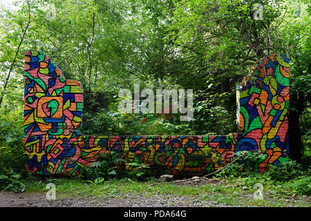 Moskau, Russland - ca. Juli 2018 Ruinen in Losiny Ostrov Nationalpark Stockfoto
