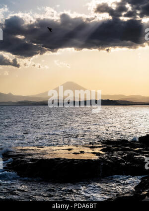 Japan, Insel Honshu, Kanto, Enoshima, Blick auf den Fuji Berg vom Meer. Stockfoto