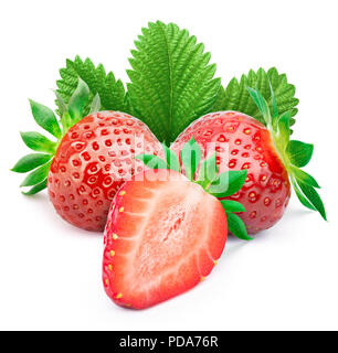 Perfekt retuschiert Erdbeeren mit in Scheiben geschnittenen Hälfte und Blätter auf weißem Hintergrund mit Freistellungspfad isoliert Stockfoto