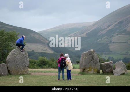 Gruppe der Erwachsenen, bewundern Sie den Lake District Hügel und Blick von der Steine von Castlerigg Steinkreis, Keswick, Cumbria, Großbritannien Stockfoto