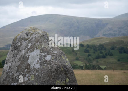 Große Steine und Gruppen der stehenden Steine an Castlerigg Steinkreis, Keswick, Großbritannien mit der Lake District Fells und Hügeln hinter Stockfoto