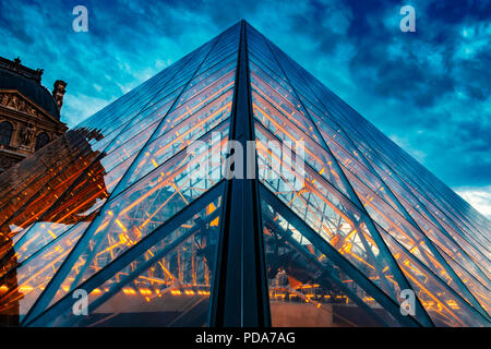 PARIS, Frankreich, 27. JULI 2018: in der Nähe der Louvre Glasdach bei Sonnenuntergang. Stockfoto