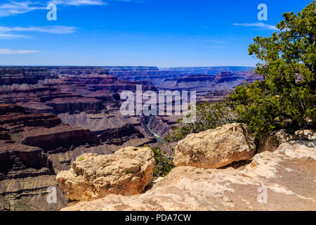 Dramatische Aussicht von der Grand Canyon South Rim, auf 3.000 Fuß auf den Colorado River. Stockfoto