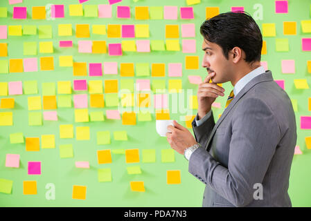 Geschäftsmann mit vielen geschäftlichen Prioritäten Stockfoto