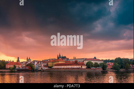 Atemberaubende Stadtbild von Prag auf einem Sonnenuntergang in der Tschechischen Republik. Moldau, die in Prazsky hrad (Prager Burg). Stockfoto