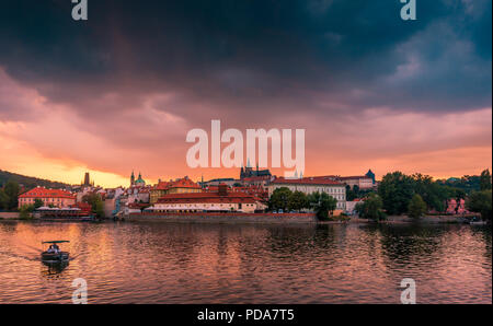 Atemberaubende Stadtbild von Prag auf einem Sonnenuntergang in der Tschechischen Republik. Moldau, die in Prazsky hrad (Prager Burg). Stockfoto