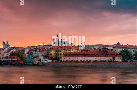 Atemberaubende Stadtbild von Prag auf einem Sonnenuntergang in der Tschechischen Republik. Moldau, die in Prazsky hrad (Prager Burg). Stockfoto