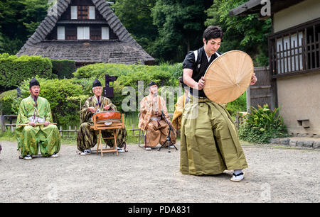 Japan, Insel Honshu, Kanto, Kawasaki, Samurai traditionelle Danse mit Musikern. Stockfoto