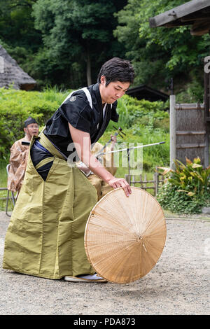 Japan, Insel Honshu, Kanto, Kawasaki, Samurai traditionelle Danse mit Musikern. Stockfoto