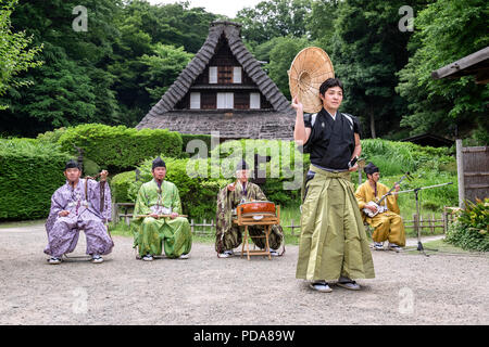 Japan, Insel Honshu, Kanto, Kawasaki, Samurai traditionelle Danse mit Musikern. Stockfoto