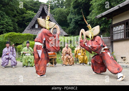 Japan, Insel Honshu, Kanto, Kawasaki, traditionelle Danse mit Musikern und binzasara. Stockfoto