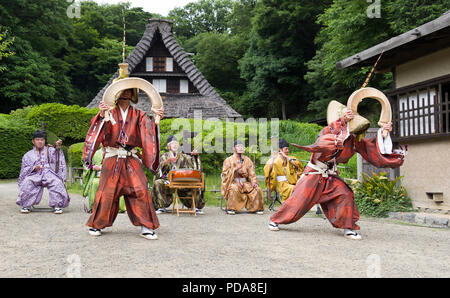 Japan, Insel Honshu, Kanto, Kawasaki, traditionelle Danse mit Musikern und binzasara. Stockfoto