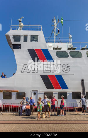 Touristen am Kai vor der Fähre im Hafen von Borkum, Deutschland Stockfoto