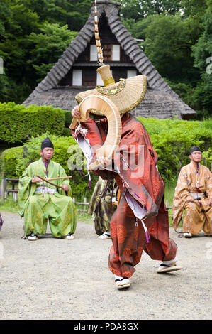 Japan, Insel Honshu, Kanto, Kawasaki, traditionelle Danse mit Musikern und binzasara. Stockfoto