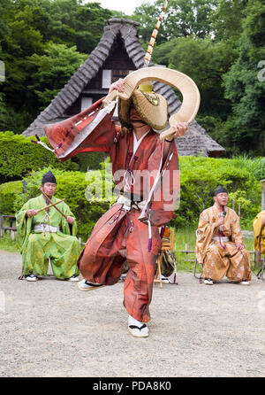 Japan, Insel Honshu, Kanto, Kawasaki, traditionelle Danse mit Musikern und binzasara. Stockfoto