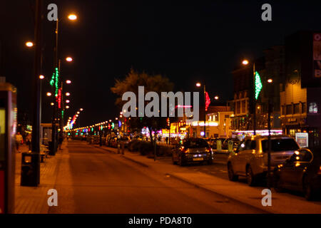 Reisen Nachrichten & Reportage - Marine Parade bei Nacht, Great Yarmouth, Großbritannien, als Wetter Warnung für Blitz, Hagel und Starkregen in Norfolk. Stockfoto