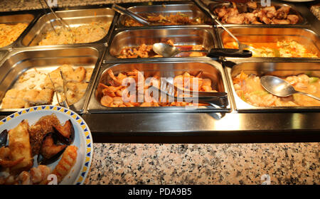 Viele gebratene Nahrungsmittel in den Fächern eines Self Service all-you-can-Restaurant mit asiatischen Spezialitäten. Stockfoto