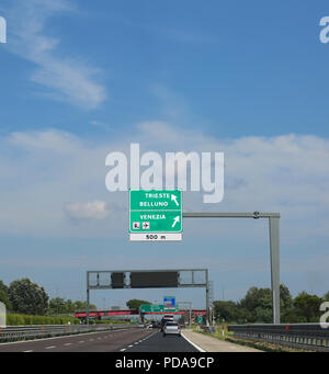 Großes Schild auf der Autobahn in Richtung italienische Städte zu gehen, Triest oder Venedig Belluno Stockfoto