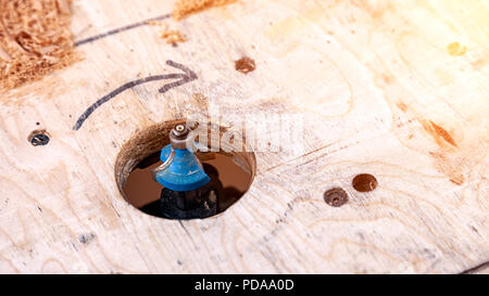 Nahaufnahme von Fräsmaschine für Arbeiten mit Holz in der Werkstatt Stockfoto