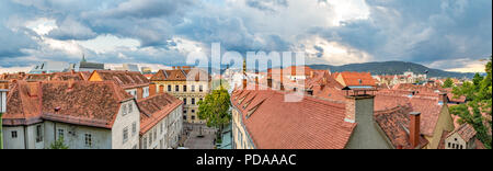 Panorama auf die Altstadt von Graz vom Castle Hill bei einem bewölkten Sonnenuntergang gesehen Stockfoto