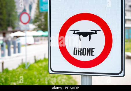 Keine Drohnen erlaubt Zeichen vor der privaten Eigenschaft Stockfoto