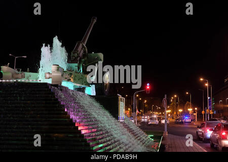 Ansicht bei Nacht Der 'Cannon Brunnen", das eine M-46 130mm Artilleriegeschützen geschleppt, in der Sowjetunion in den 1950er Jahren, die von palästinensischen Militanten verwendet die Stadt Naharya zu Zielen und im Libanon Krieg 1982 erfasst am Eingang der nördlichste Küstenstadt Nahariya in Israel gelegen wurde hergestellt Stockfoto