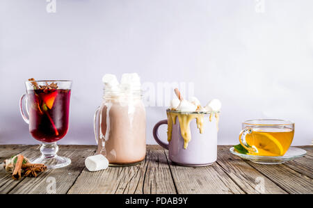 Variationen winter Herbst traditionelle Getränke - Kürbis latte, heiße Schokolade, Tee mit Zitrone, Glühwein, Kopie Raum Stockfoto