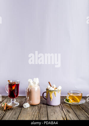 Variationen winter Herbst traditionelle Getränke - Kürbis latte, heiße Schokolade, Tee mit Zitrone, Glühwein, Kopie Raum Stockfoto
