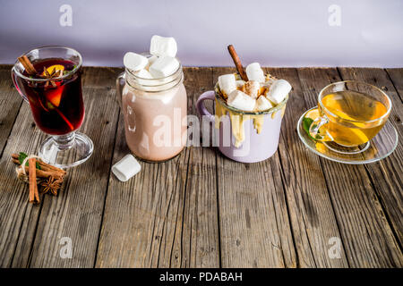 Variationen winter Herbst traditionelle Getränke - Kürbis latte, heiße Schokolade, Tee mit Zitrone, Glühwein, Kopie Raum Stockfoto