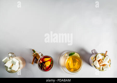 Variationen winter Herbst traditionelle Getränke - Kürbis latte, heiße Schokolade, Tee mit Zitrone, Glühwein, Kopie Raum Stockfoto