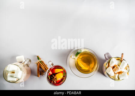 Variationen winter Herbst traditionelle Getränke - Kürbis latte, heiße Schokolade, Tee mit Zitrone, Glühwein, Kopie Raum Stockfoto