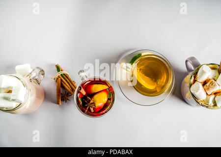 Variationen winter Herbst traditionelle Getränke - Kürbis latte, heiße Schokolade, Tee mit Zitrone, Glühwein, Kopie Raum Stockfoto