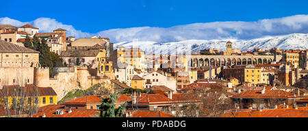 Schöne Segovia Stadt, mit Blick auf die Alte Brücke, Dom und Berge, Spanien. Stockfoto