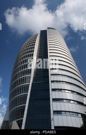 Blick nach oben auf den Hochhaus-Wolkenkratzer Sail Tower, der Teil des Bezirksoperierungszentrums von Haifa in der Hafenstadt Haifa Israel ist Stockfoto