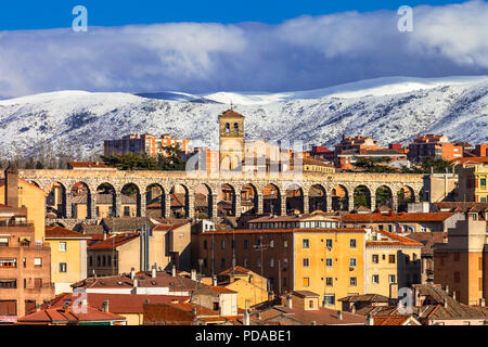 Schöne Segovia Stadt über Sonnenuntergang, Ansicht mit Dom und alte Aquädukt, Spanien. Stockfoto