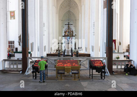 Marienkirche Danzig, mit Blick auf die gotische Kirchenschiff der St. Mary's Kirche in der Altstadt von Danzig, Pommern, Polen. Stockfoto