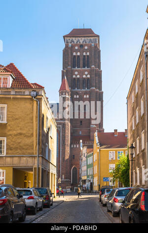 Blick auf den 78 Meter hohen Turm der Marienkirche in der Altstadt von Danzig, Polen. Stockfoto