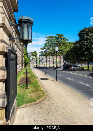 Lampe außerhalb des ehemaligen Rates Büros im Crescent Gardens Harrogate, North Yorkshire England Stockfoto