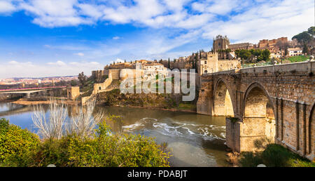 Beeindruckende Toledo Stadt über Sonnenuntergang, Panoramaaussicht, Spanien. Stockfoto