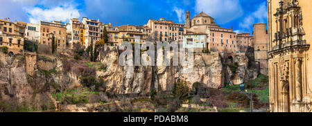 Beeindruckende Stadt Cuenca, Aussicht mit traditionellen Häusern über Klippen, Spanien. Stockfoto