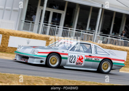 1977 Vauxhall Cavalier V8 'Mega Bertha' mit Fahrer Ric Holz am Goodwood Festival 2018 von Geschwindigkeit, Sussex, UK. Stockfoto
