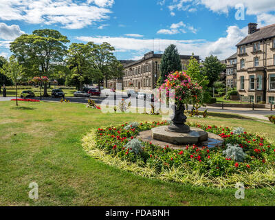 Crescent Gardens und ehemalige Amtsgebäude in Harrogate, North Yorkshire England Stockfoto