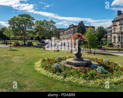 Crescent Gardens und ehemalige Amtsgebäude in Harrogate, North Yorkshire England Stockfoto