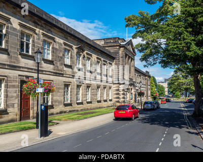 Ehemalige Amtsgebäude im Crescent Gardens Harrogate, North Yorkshire England Stockfoto