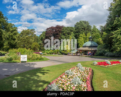 Die Magnesia und Cafe in Valley Gardens im Sommer Harrogate, North Yorkshire England Stockfoto