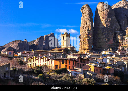 Einzigartige Mallos de Aguero Dorf, mit unglaublichen Felsen und traditionelle Häuser, Spanien. Stockfoto