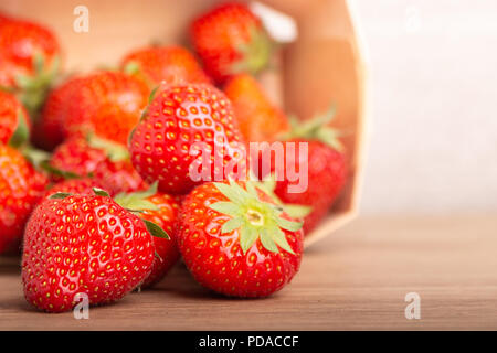 Nahaufnahme der Frische süße Erdbeere's auf einem Tisch Stockfoto