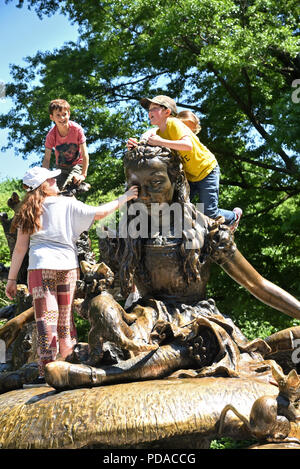 Kinder spielen an der Alice im Wunderland Freiheitsstatue, Central Park, New York, USA Stockfoto
